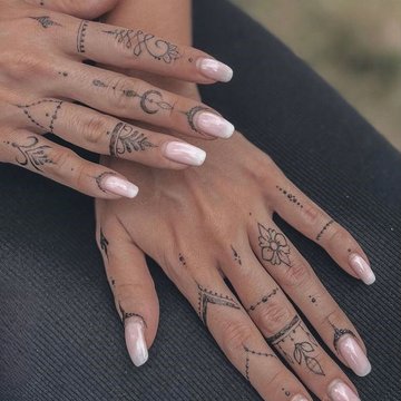 Женские тату на пальцах (18)